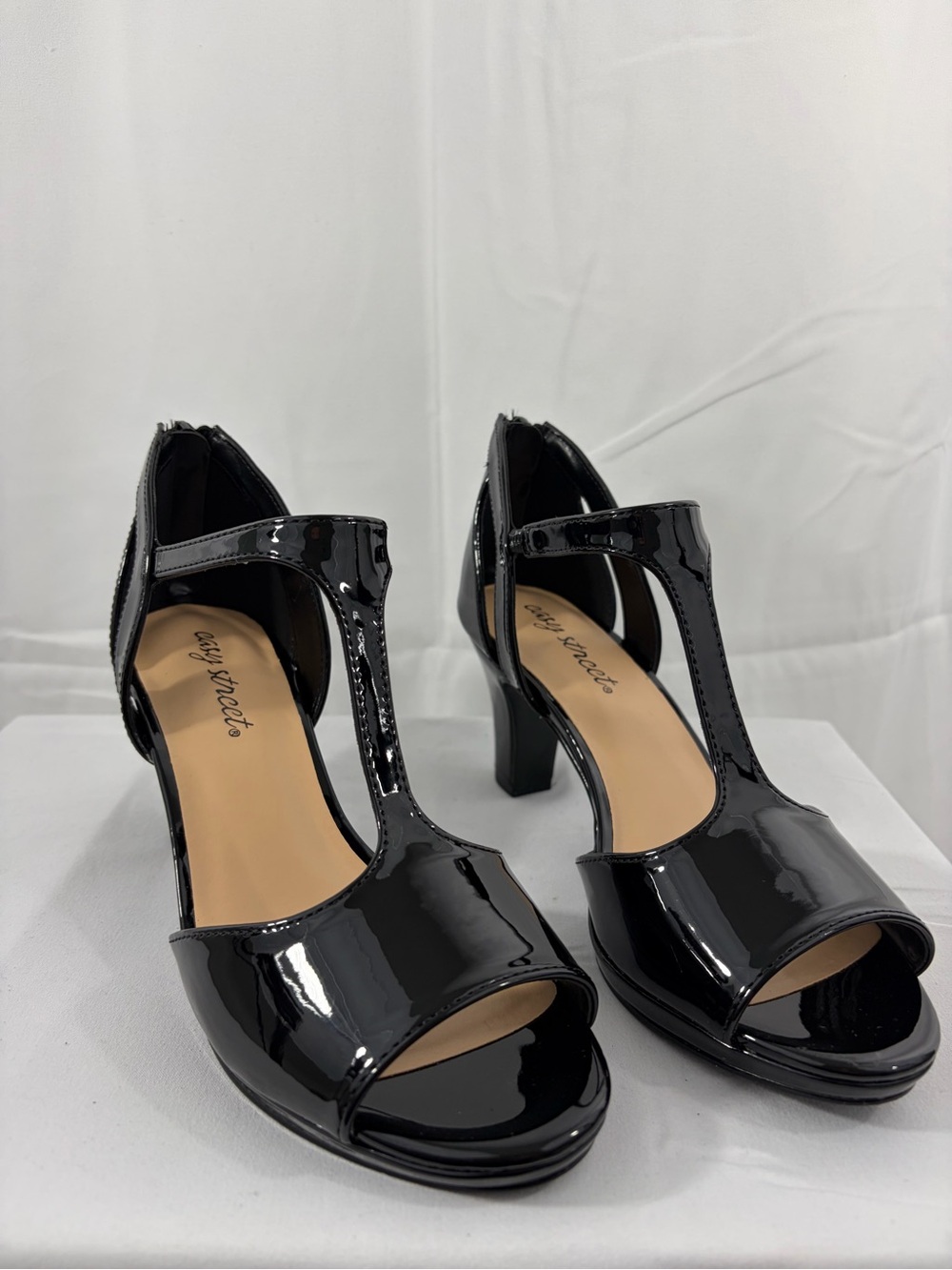 NWT Easy Street Women’s Size 7.5W Black T-Strap Block Heel Sandals